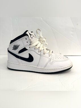 Nike Boys High Top Air Jordan’s White And Black Size 5Y